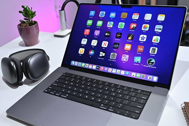 Apple cải thiện thời gian giao hàng MacBook Pro và iPhone cho người mua