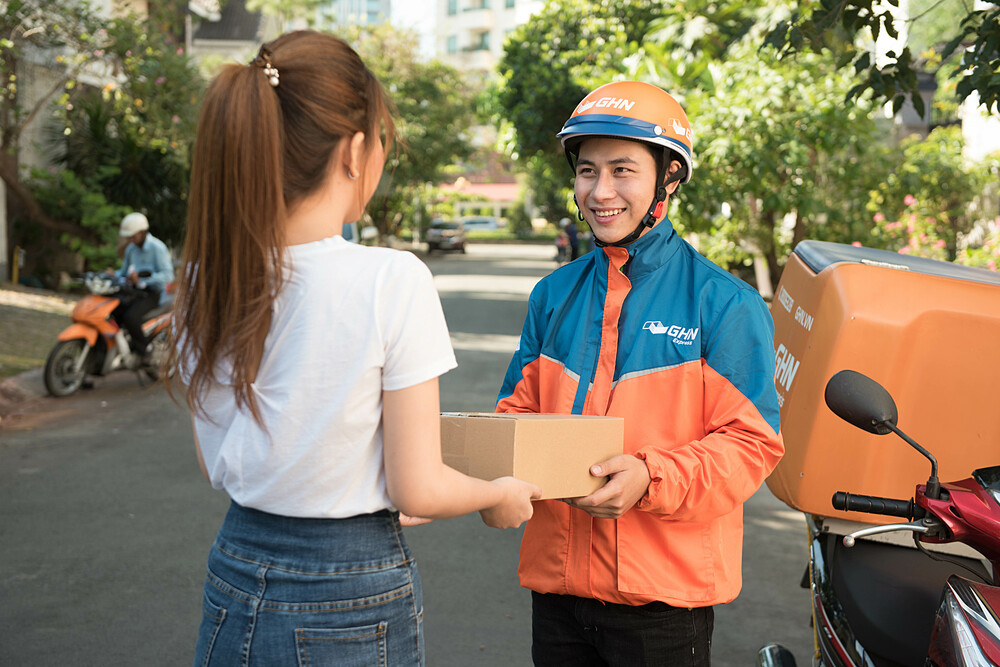 "Bom hàng" khi shipper giao hàng là vi phạm các quy định về gian lận, lừa đảo?