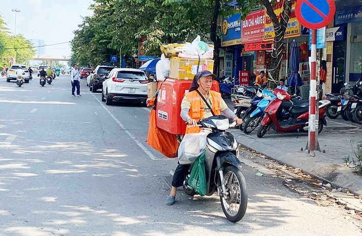 Cảnh sát giúp giao hàng đơn hàng đang dang dở sau khi shipper bị bắt 3