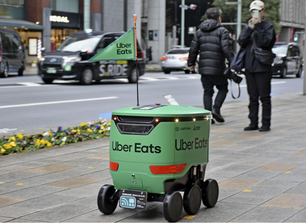 Công ty Uber ra mắt robot giao hàng đồ ăn tại Nhật Bản 1