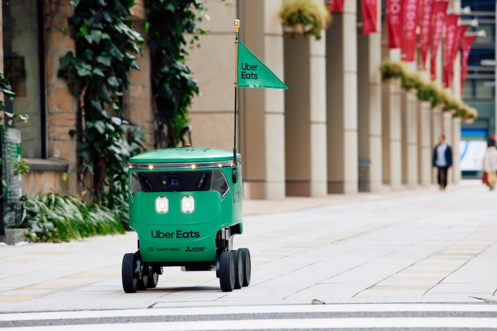 Công ty Uber ra mắt robot giao hàng đồ ăn tại Nhật Bản