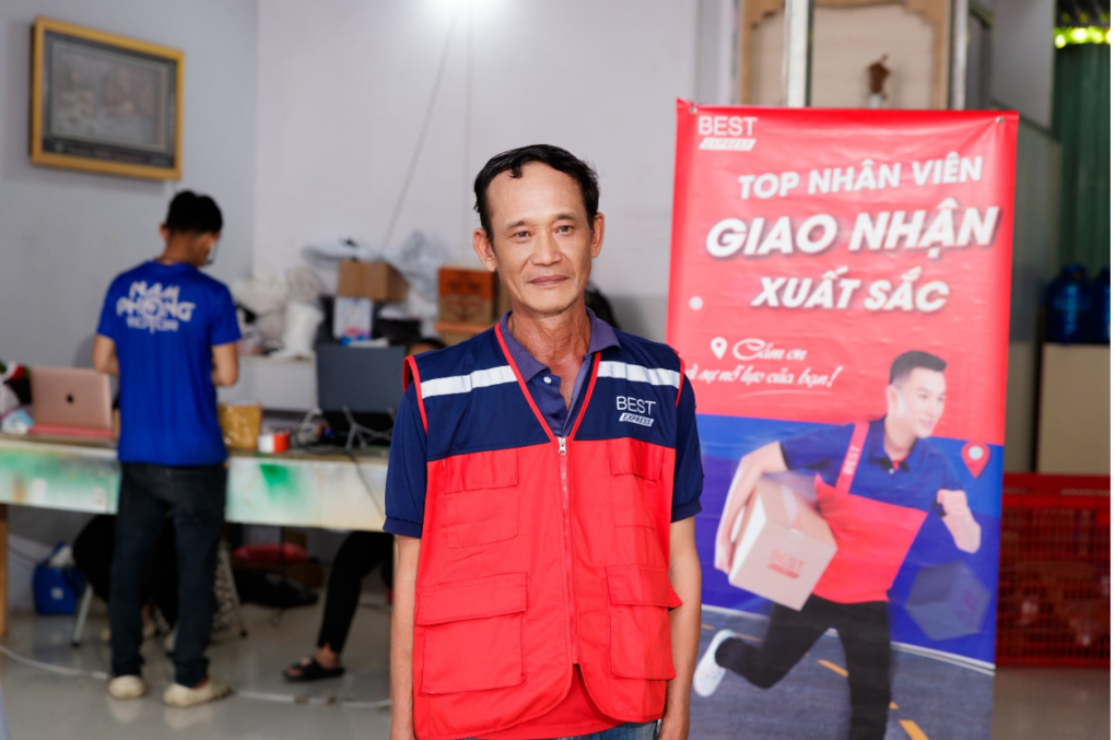 Ông bố làm shipper kiếm tiền nuôi con gái hoàn thành ước mơ đại học 1