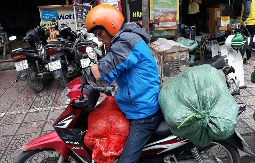 Chàng giao hàng không tay giải cứu hàng tấn khoai môn của dân bản