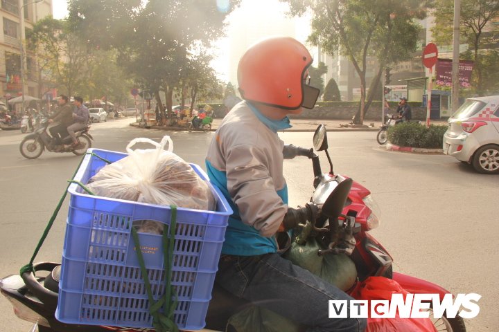 Chàng giao hàng không tay giải cứu hàng tấn khoai môn của dân bản