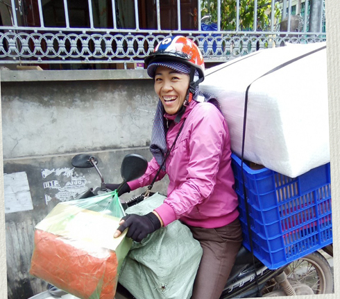 Chuyện nghề giao hàng ‘Thà ướt người chứ không để ướt hàng’