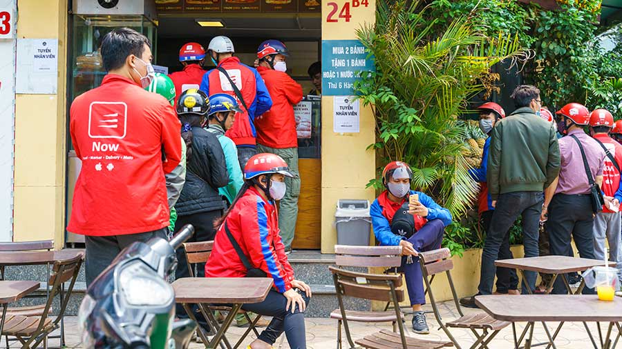 Dịch vụ giao hàng đồ ăn và quần áo ngày càng phát triển mạnh