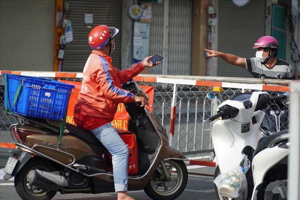 Khi các giao hàng về quê Chủ hàng tự lái ô tô, chạy SH đi ship 2