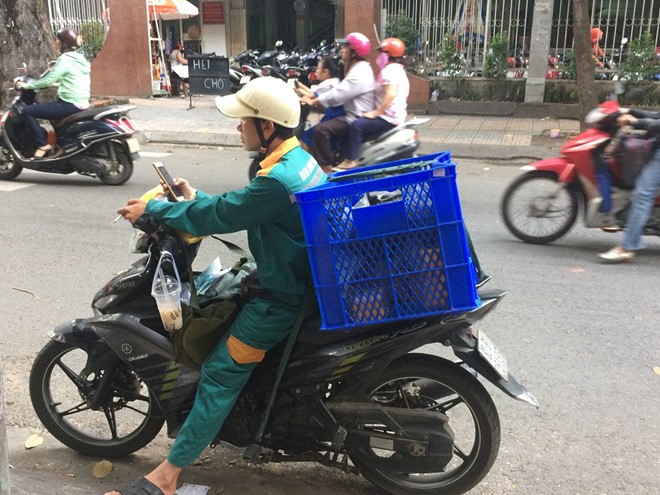 Làm giao hàng lương cao nhưng sao nhiều bạn trẻ vẫn chọn làm văn phòng?