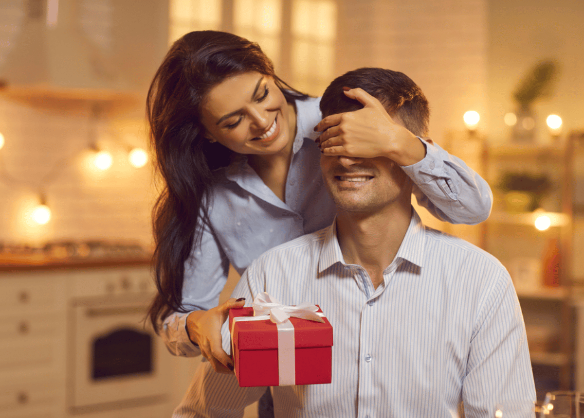 Nam giao hàng đi làm sớm chụp ảnh quà Valentine cho vợ 2