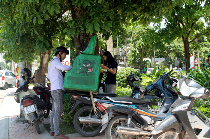 Nhân viên giao hàng thành thượng đế, dù nắng cháy da nhưng rất thích