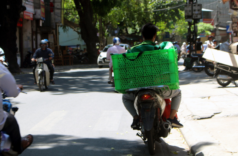 Nhân viên giao hàng thành thượng đế, dù nắng cháy da nhưng rất thích