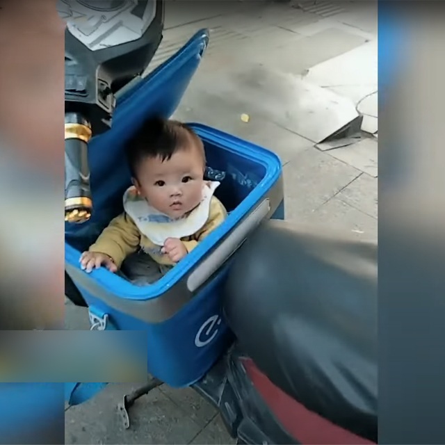 Những điều khó khăn của ông bố làm giao hàng chở theo con nhỏ